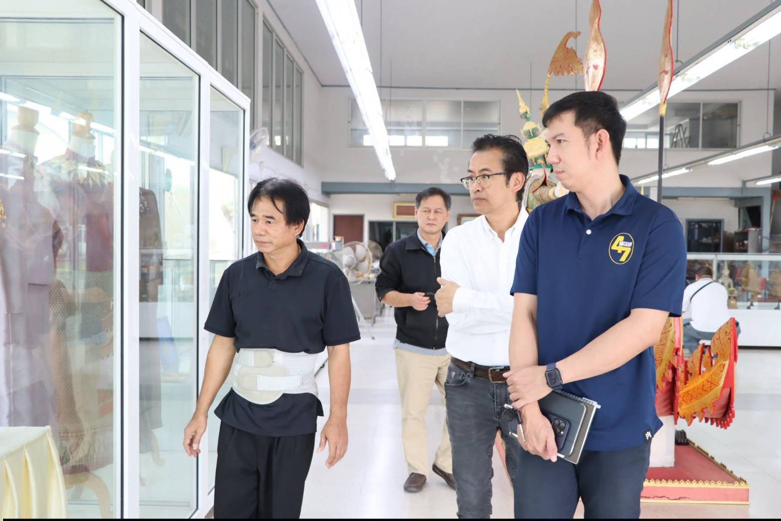 title - ผู้อำนวยการศูนย์ส่งเสริมและพัฒนาอาชีพเสริมนอกภาคการเกษตร ให้การต้อนรับคณะเจ้าหน้าที่กระทรวงทรัพยากรธรรมชาติและสิ่งแวดล้อม เยี่ยมชมสถานที่ ศพส. และแผนกฝึกอบรมทั้ง 12 แผนก